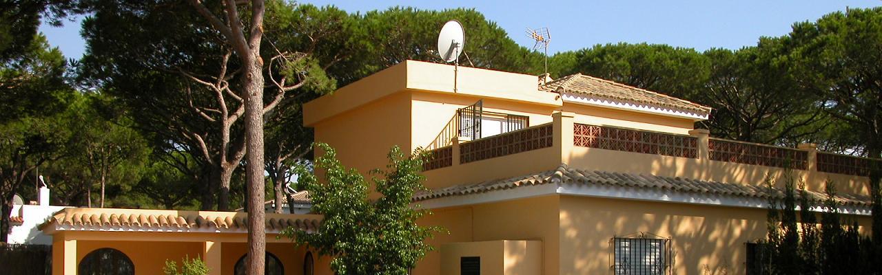 Our big beautiful villa for 9 persons in a quiet residential area - with private pool and undisturbed garden 