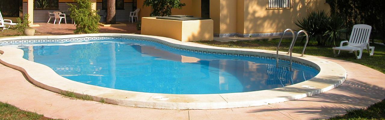 Onze grote, mooie villa voor 9 personen in een rustige woonwijk - met prive zwembad en ongestoorde tuin
