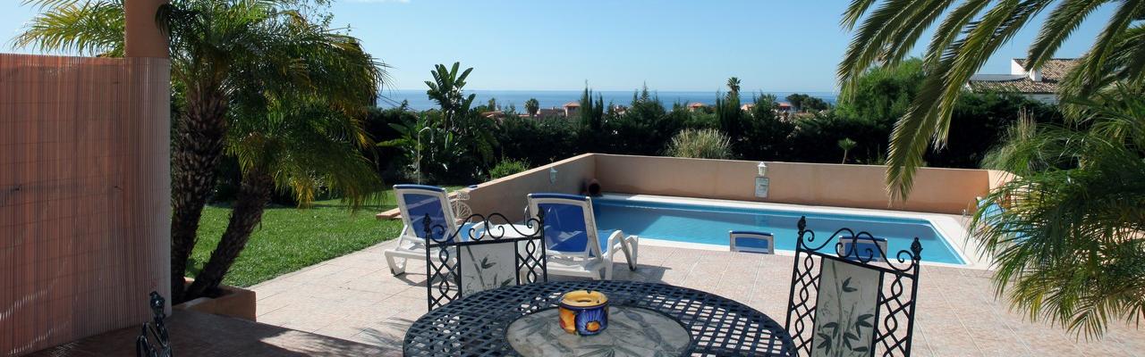 Onze mooie appartement direct naast het zwembad in onze prachtige villa met uitzicht op zee