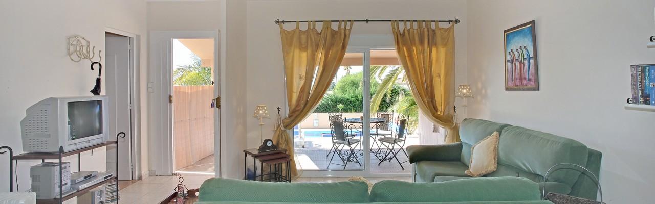 Vores dejlige lejlighed lige ud til poolen i vores sknne villa med havudsigt