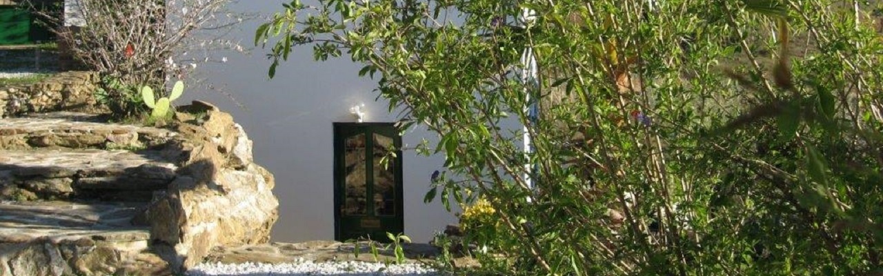 Onze mooie 2-verhaal huisje met zwembad in een prachtige oude finca nabij Almoga