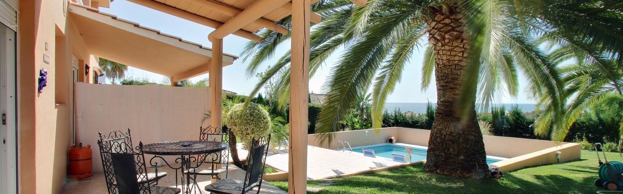 Vores helt specielle lejlighed med rislende vand i patio'en - i dejlig villa med pool og havudsigt