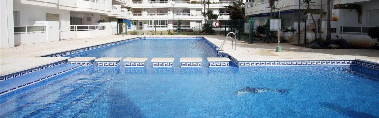 Ons heerlijke appartement in Estepona Marina - met uitzicht op het zwembad, de zee en de jachten
