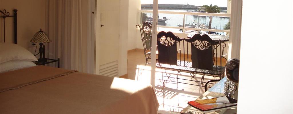 Unser kstliches Wohnung in Estepona marina - mit Blick auf den Pool, das Meer und die Yachten